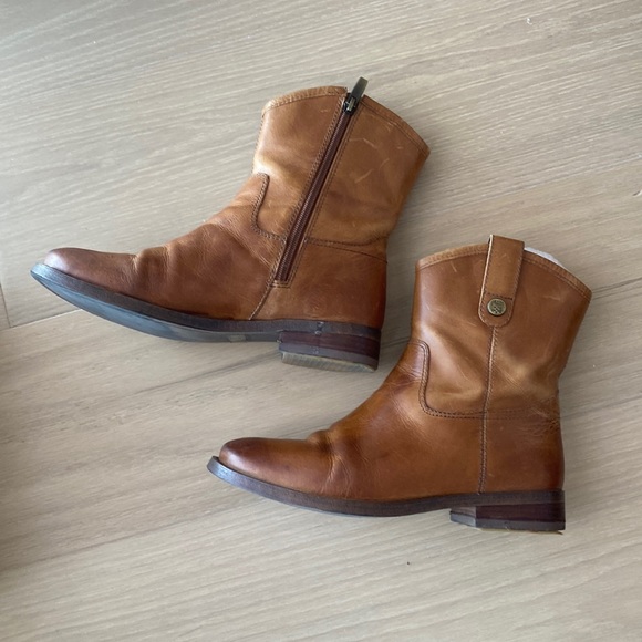 Vince Camuto Shoes - Adorable Vince Camuto cognac leather boots 8.5